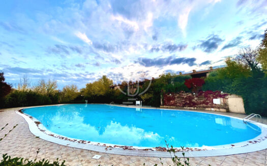 Casa a schiera con vista lago in residence con piscina